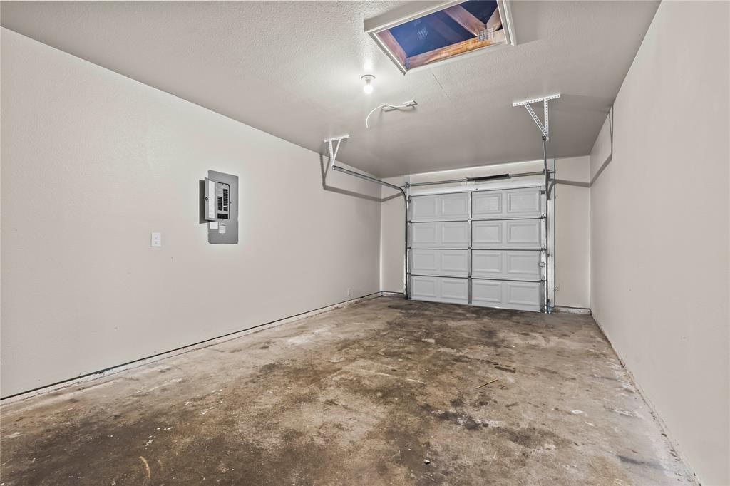 2723 Parsons Street Dallas, TX 75215 - Photo 3 of 28 a view of a garage