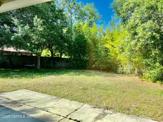 a view of a backyard