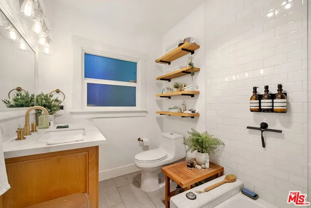 $2,399,000 | 7030 De Longpre Avenue, Los Angeles, CA 90028