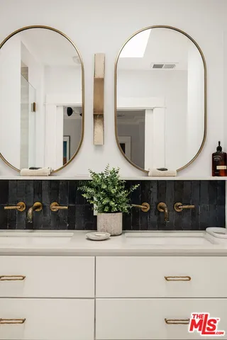 $2,399,000 | 7030 De Longpre Avenue, Los Angeles, CA 90028