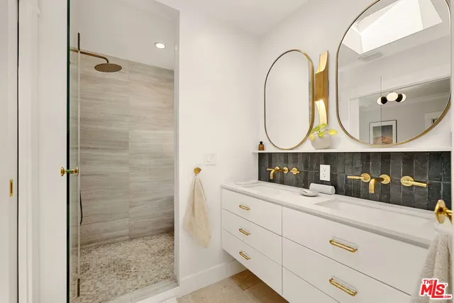 $2,399,000 | 7030 De Longpre Avenue, Los Angeles, CA 90028