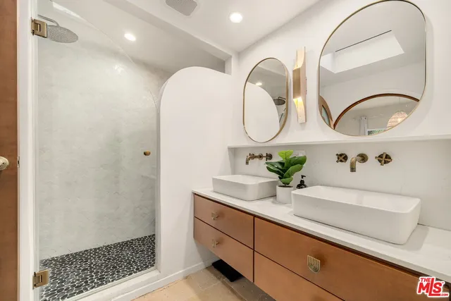 $2,399,000 | 7030 De Longpre Avenue, Los Angeles, CA 90028