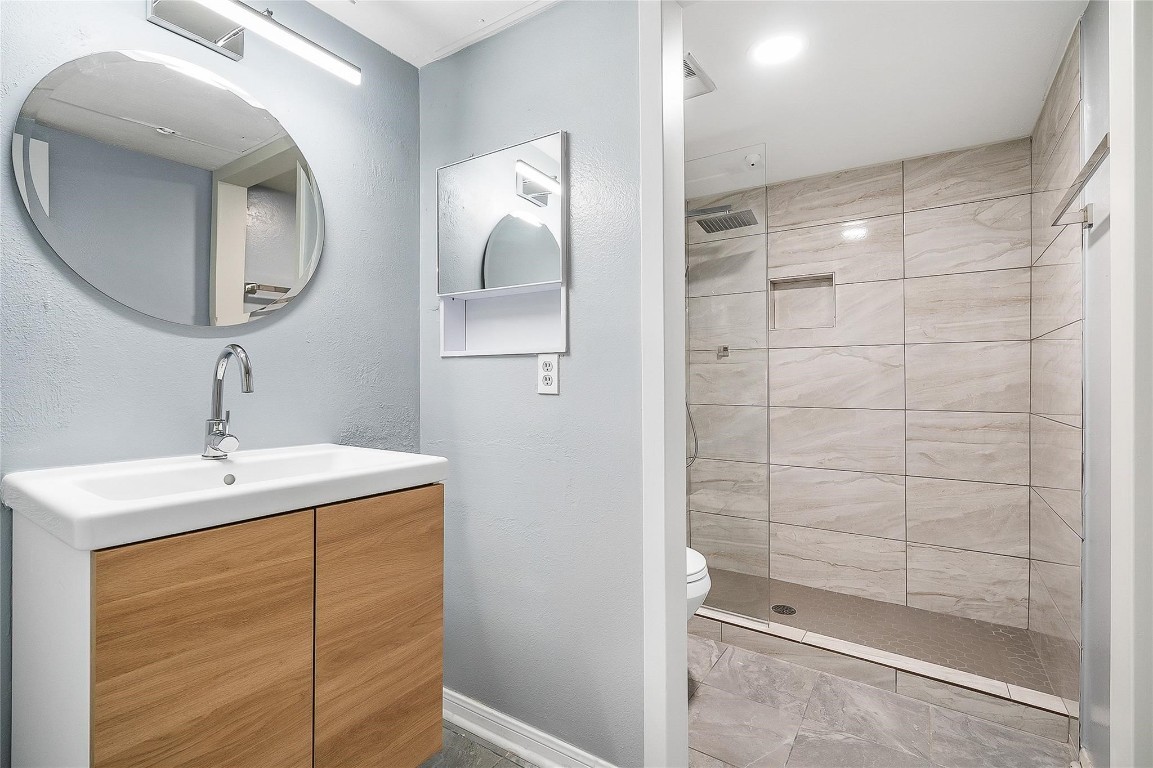 3100 Walnut Bend Lane, Unit 116 Houston, TX 77042 - Photo 14 of 15 a bathroom with a sink and a mirror