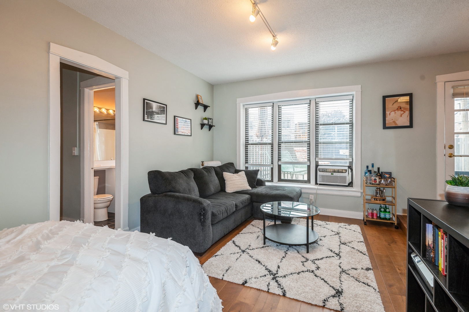 725 West Sheridan Road, Unit 204 Chicago, IL 60613 - Photo 4 of 11