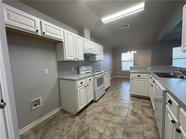 $2,200 | 2000 Westwood Drive, Portland, TX 78374