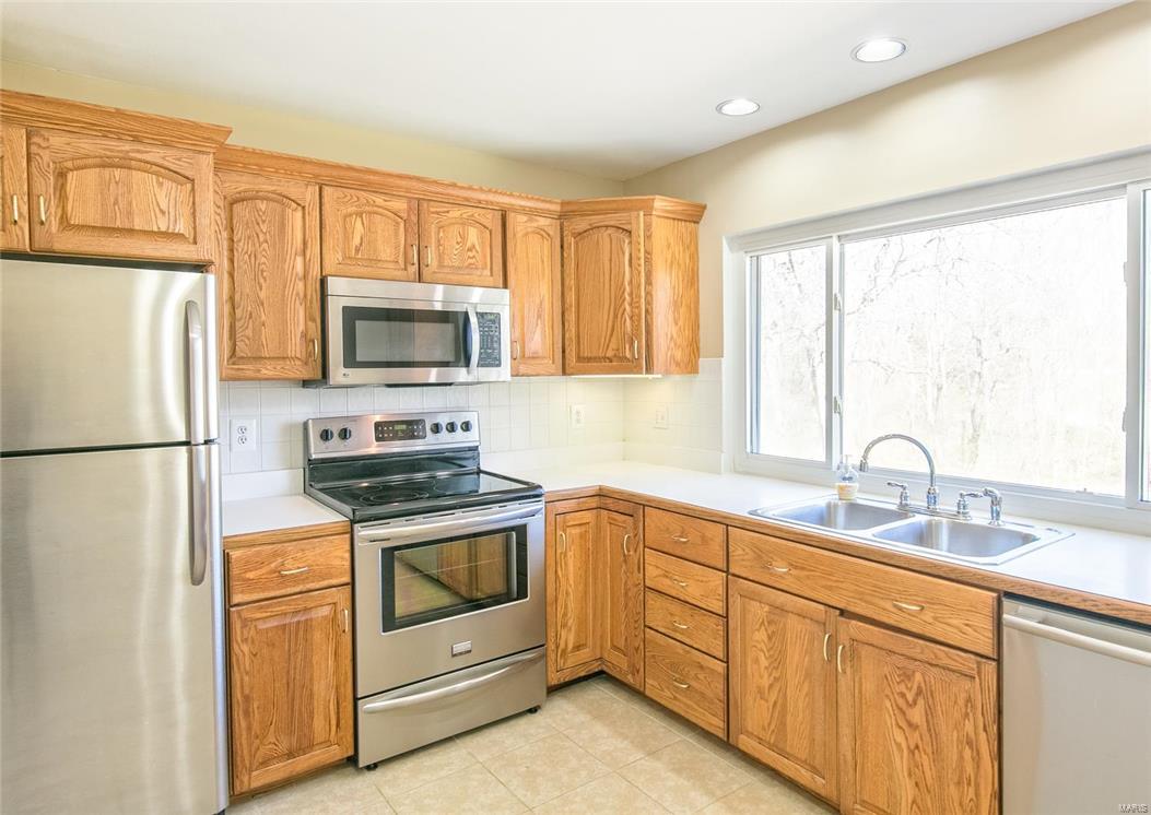 667 Walnut Point Court Ballwin, MO 63021 - Photo 5 of 35
