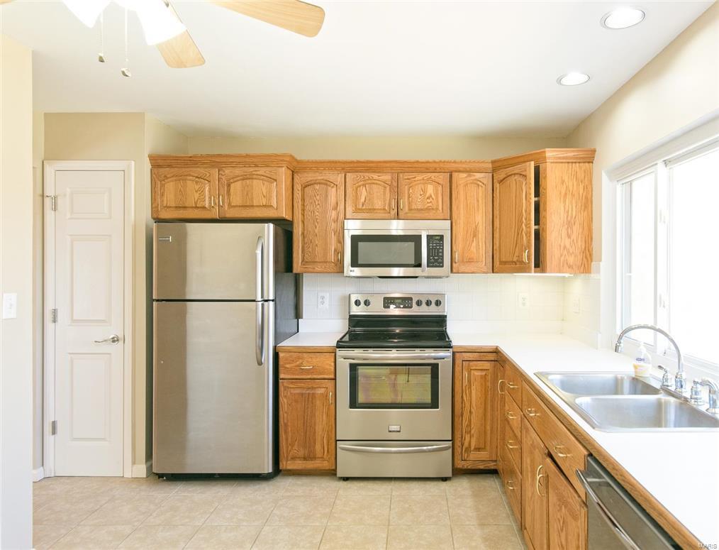 667 Walnut Point Court Ballwin, MO 63021 - Photo 7 of 35