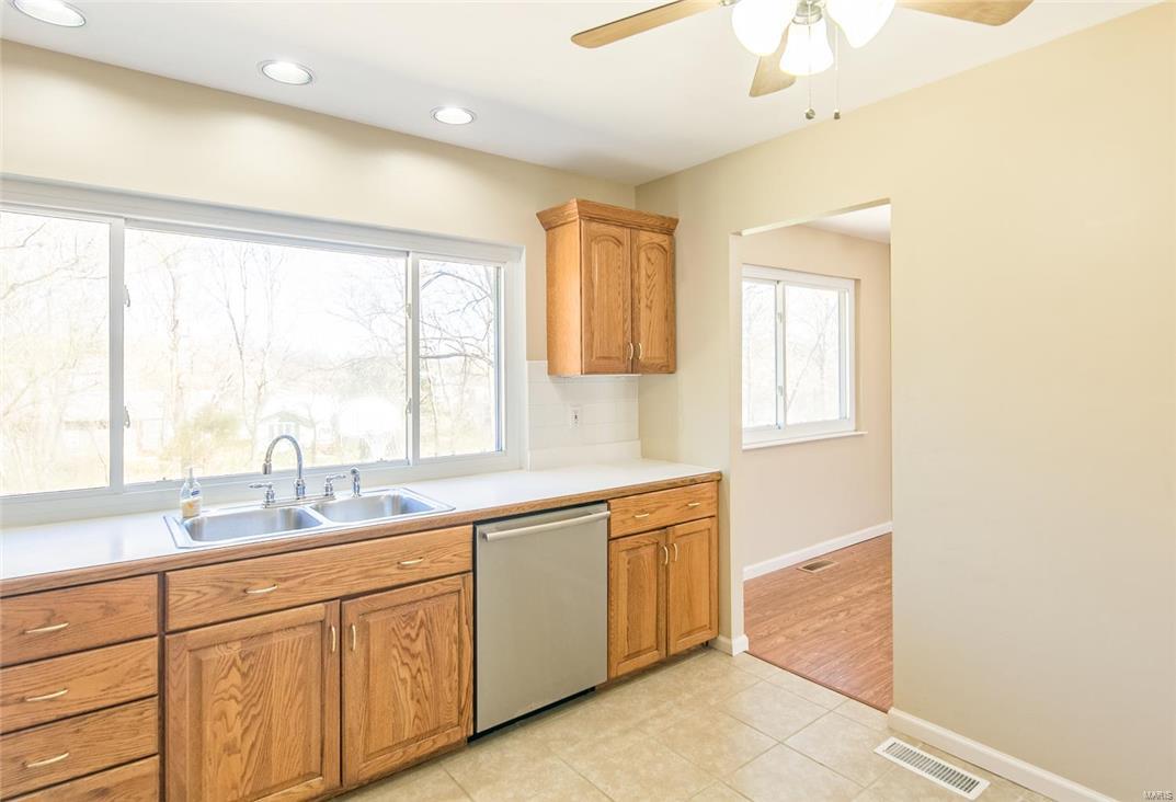 667 Walnut Point Court Ballwin, MO 63021 - Photo 8 of 35