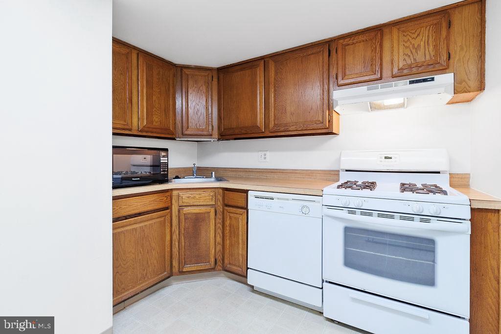 1414 Northgate Square, Unit 14142A Reston, VA 20190 - Photo 14 of 27 Gallery Image 14