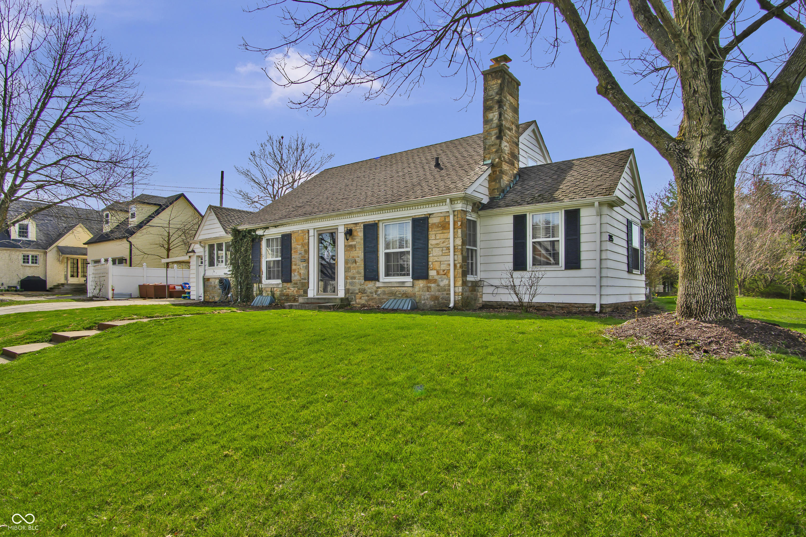 2245 Washington Street Columbus, IN 47201 - Photo 3 of 44