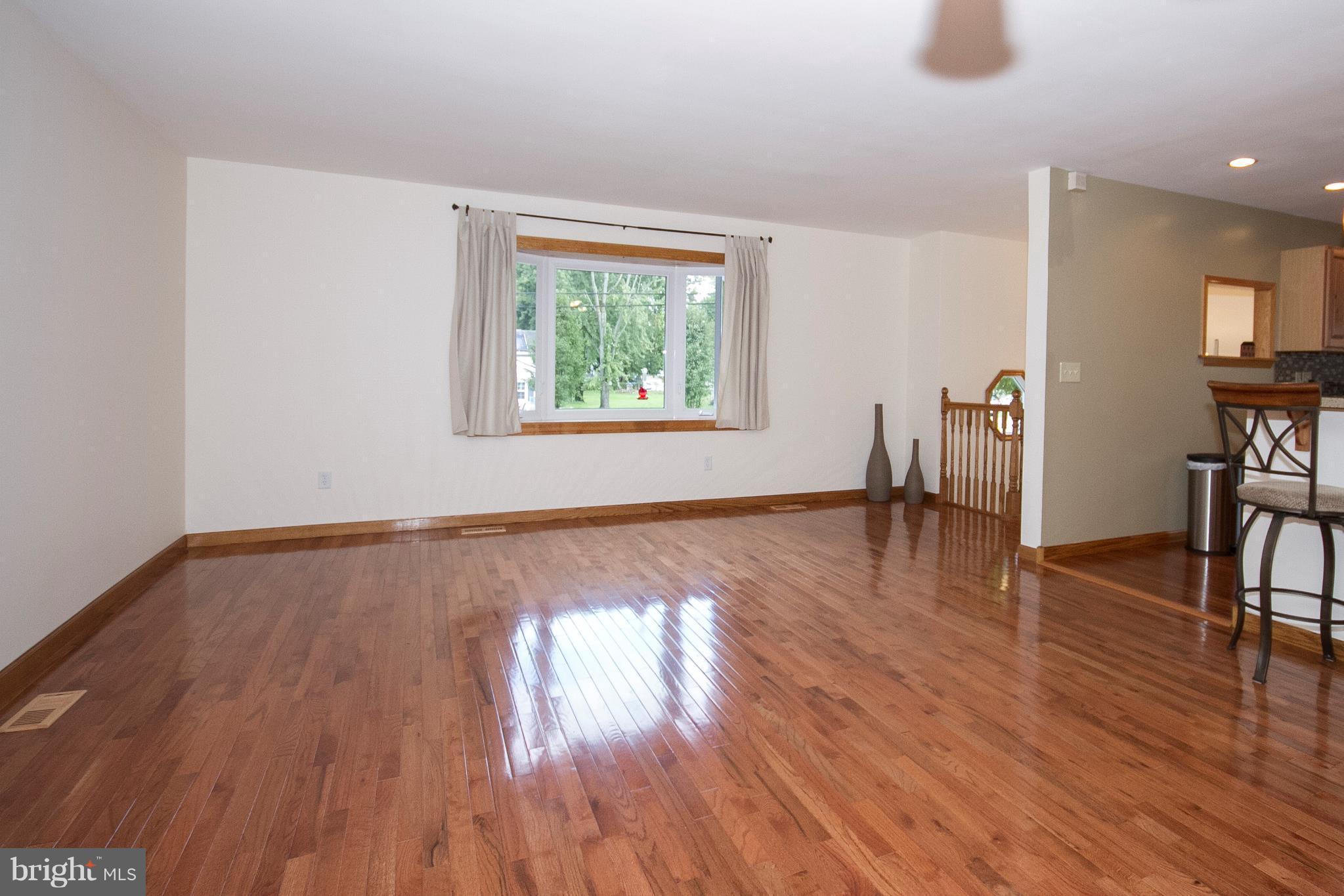 13109 Choptank Road Baltimore, MD 21220 - Photo 6 of 25 Living Room