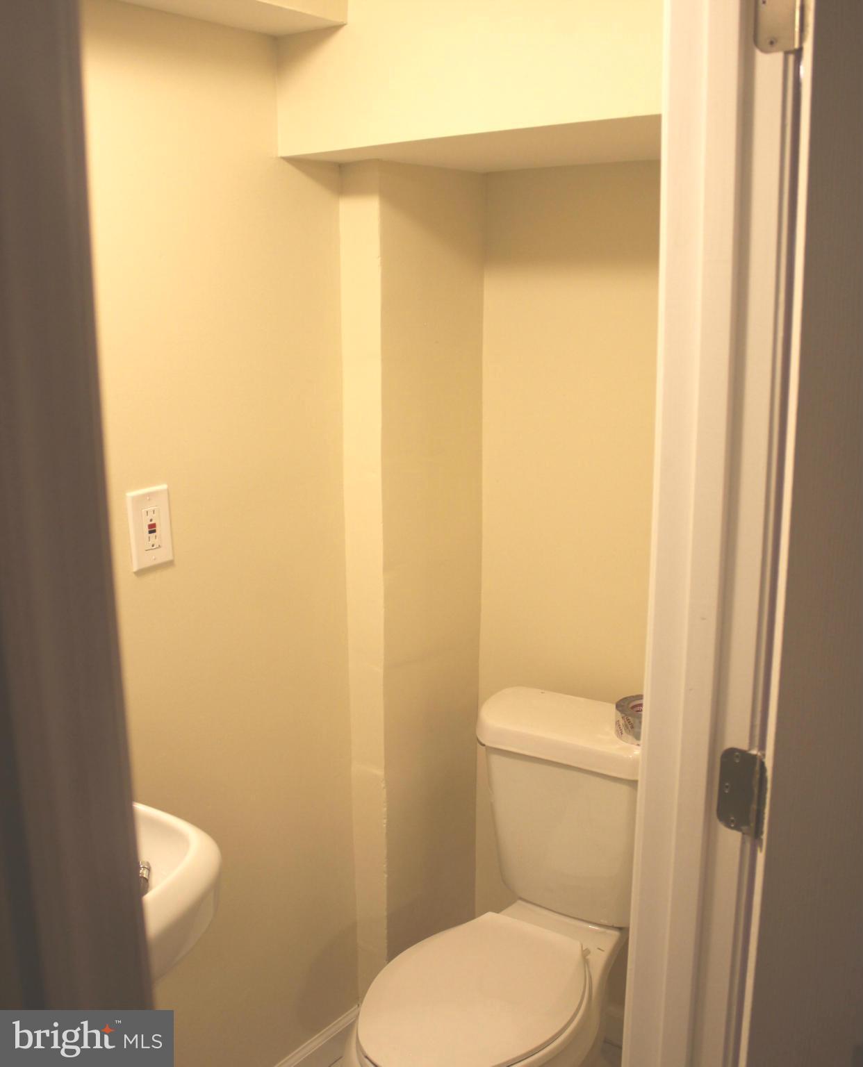 4229 Flowerton Road Baltimore, MD 21229 - Photo 8 of 18 Bath