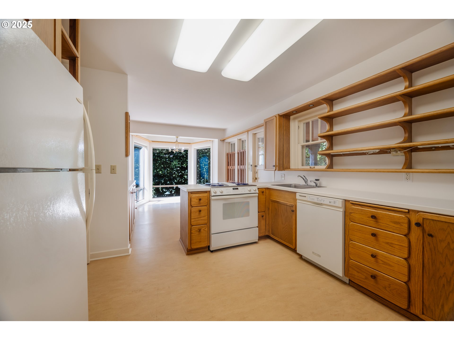 475 Leslie Street Southeast Salem, OR 97301 - Photo 18 of 47 a kitchen with a refrigerator and a sink