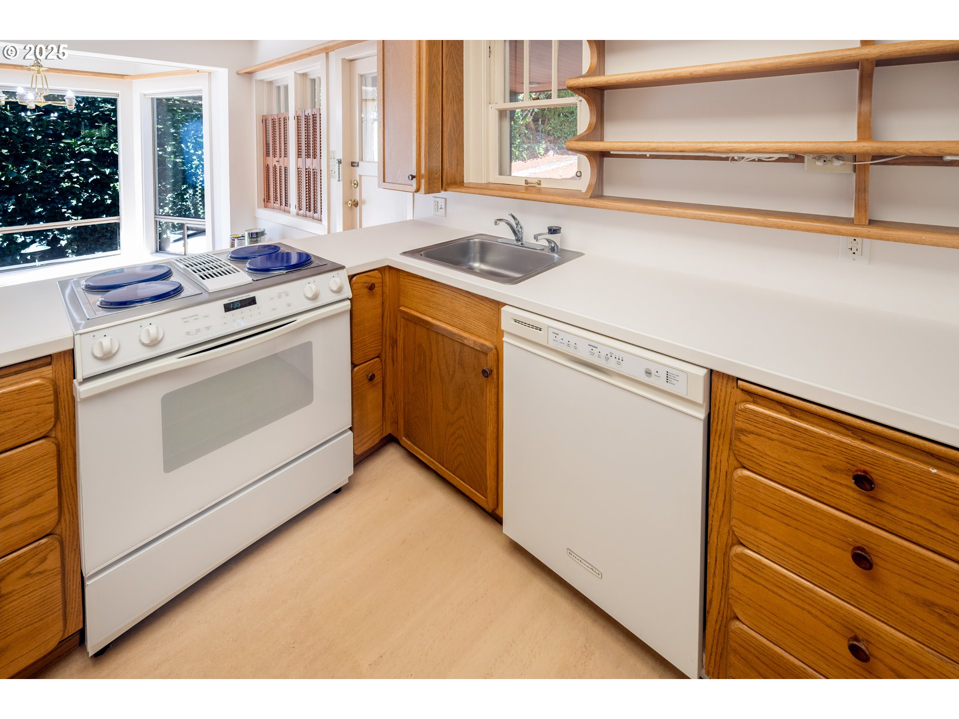 475 Leslie Street Southeast Salem, OR 97301 - Photo 19 of 47 a view of cabinets a washer and dryer