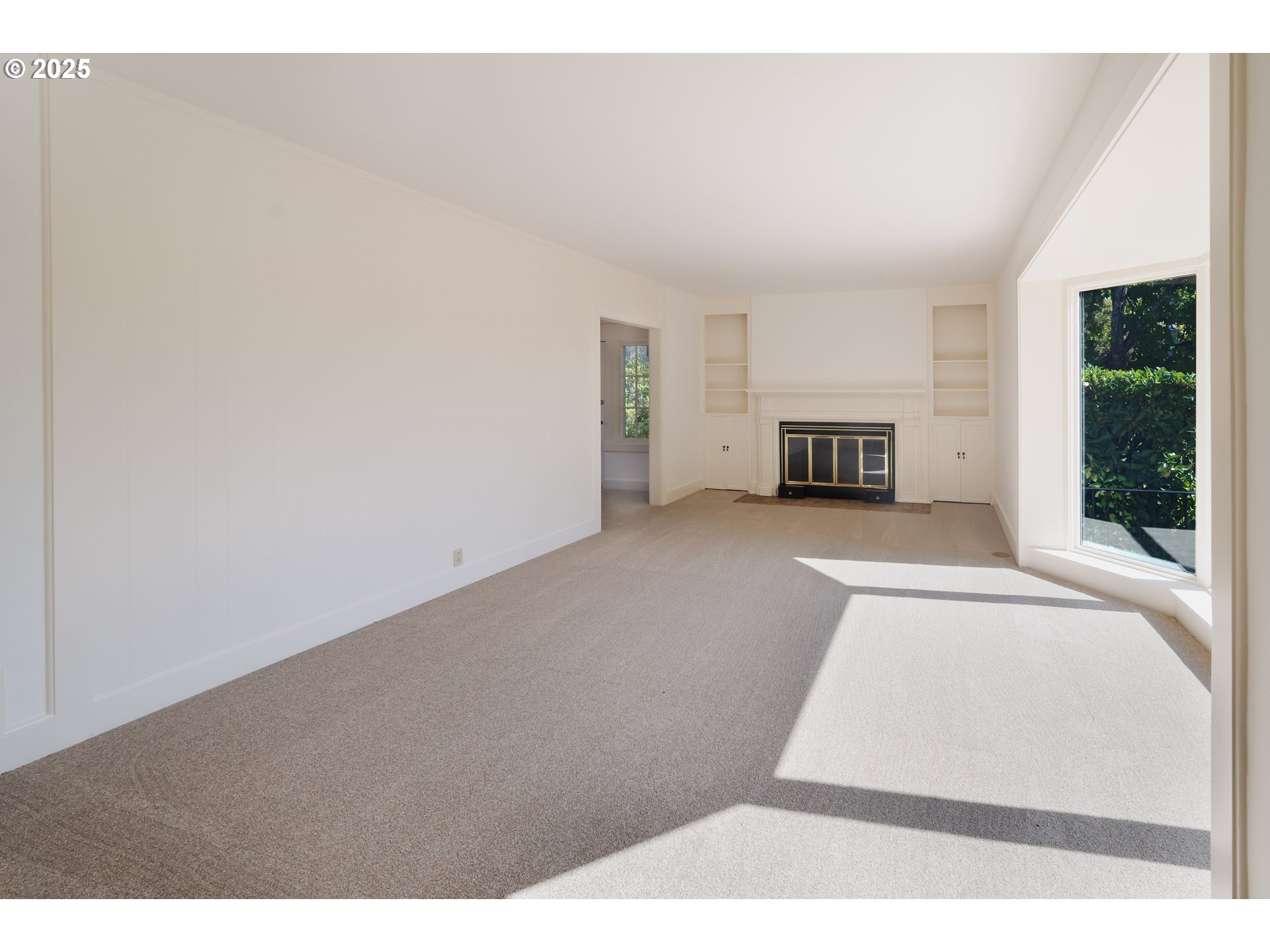 475 Leslie Street Southeast Salem, OR 97301 - Photo 22 of 47 a view of livingroom with furniture and fireplace
