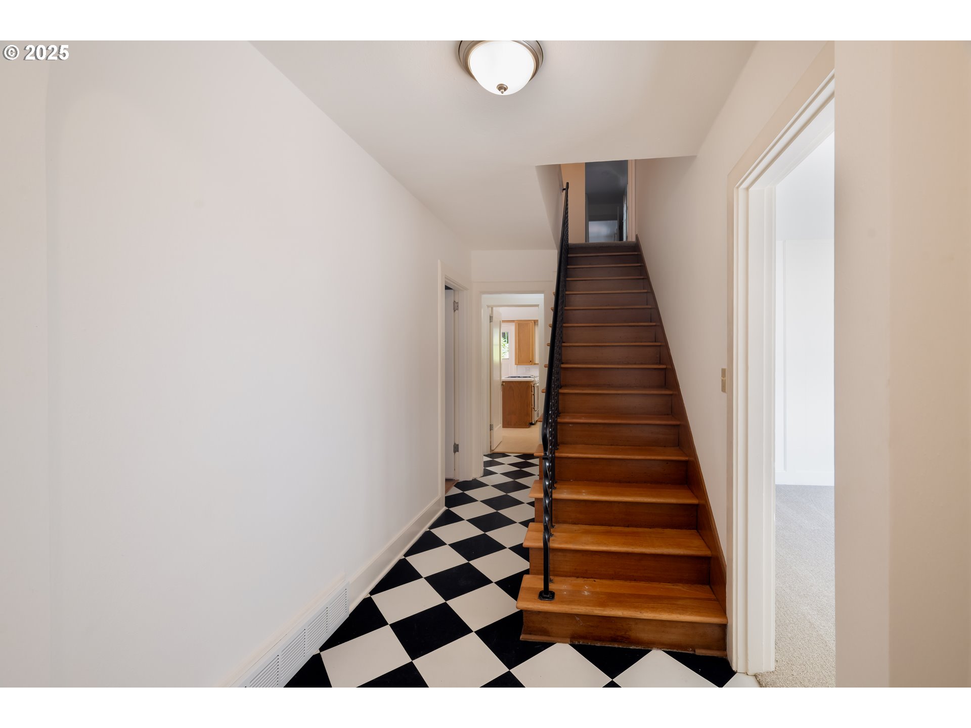 475 Leslie Street Southeast Salem, OR 97301 - Photo 24 of 47 a view of entryway and hall with wooden floor