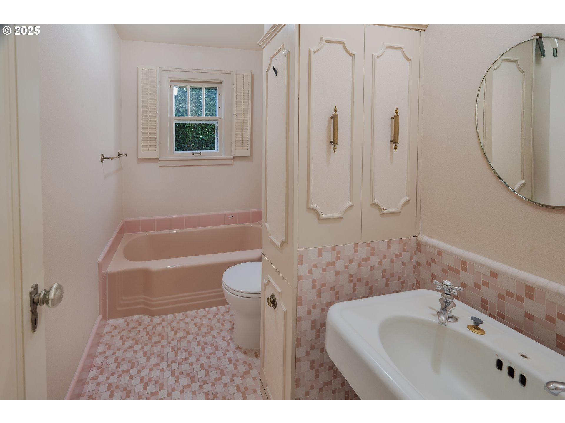 475 Leslie Street Southeast Salem, OR 97301 - Photo 28 of 47 a bathroom with a sink toilet and shower