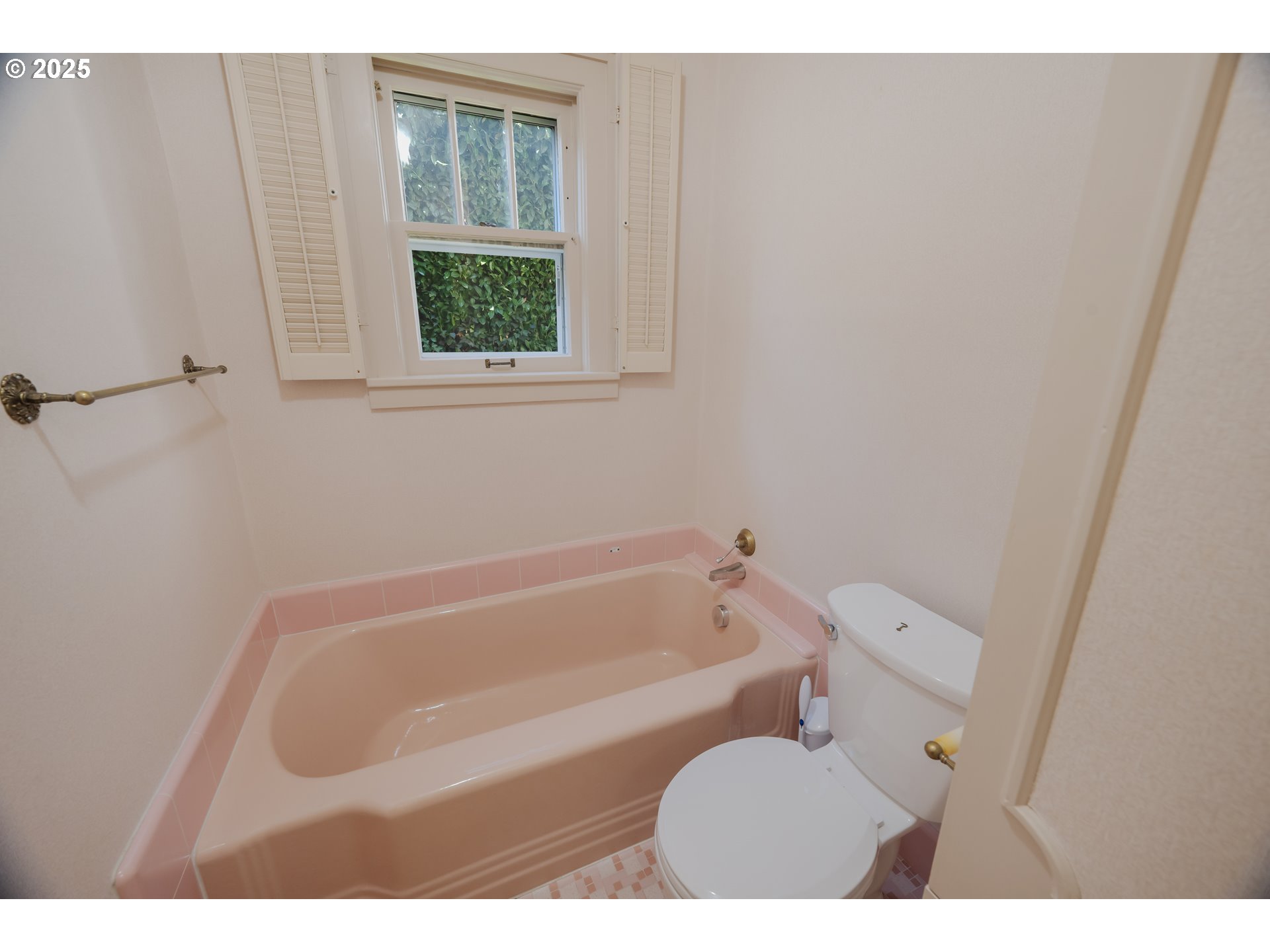 475 Leslie Street Southeast Salem, OR 97301 - Photo 29 of 47 a bathroom with a toilet and a bathtub
