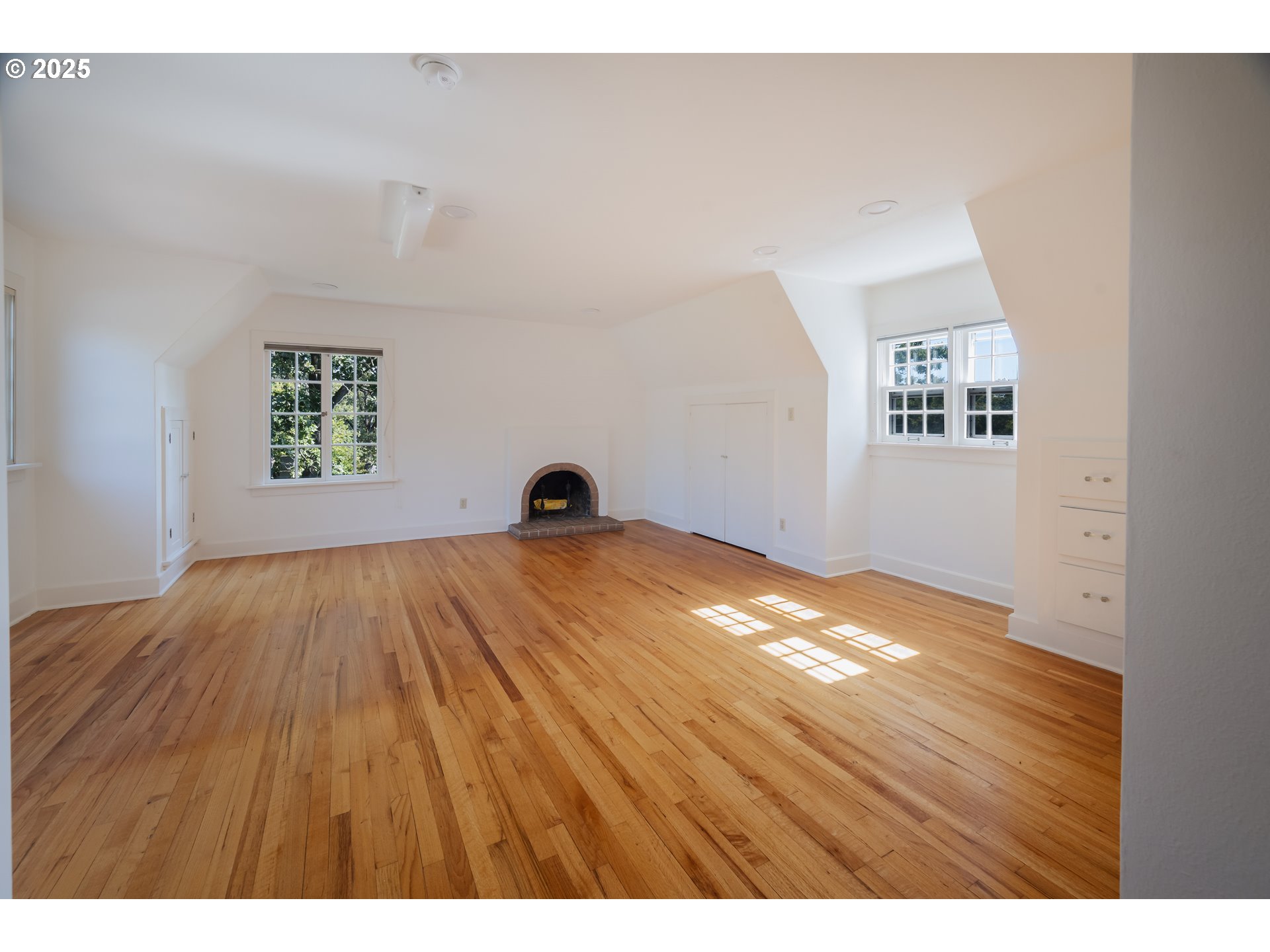 475 Leslie Street Southeast Salem, OR 97301 - Photo 31 of 47 a view of a big room with wooden floor and windows