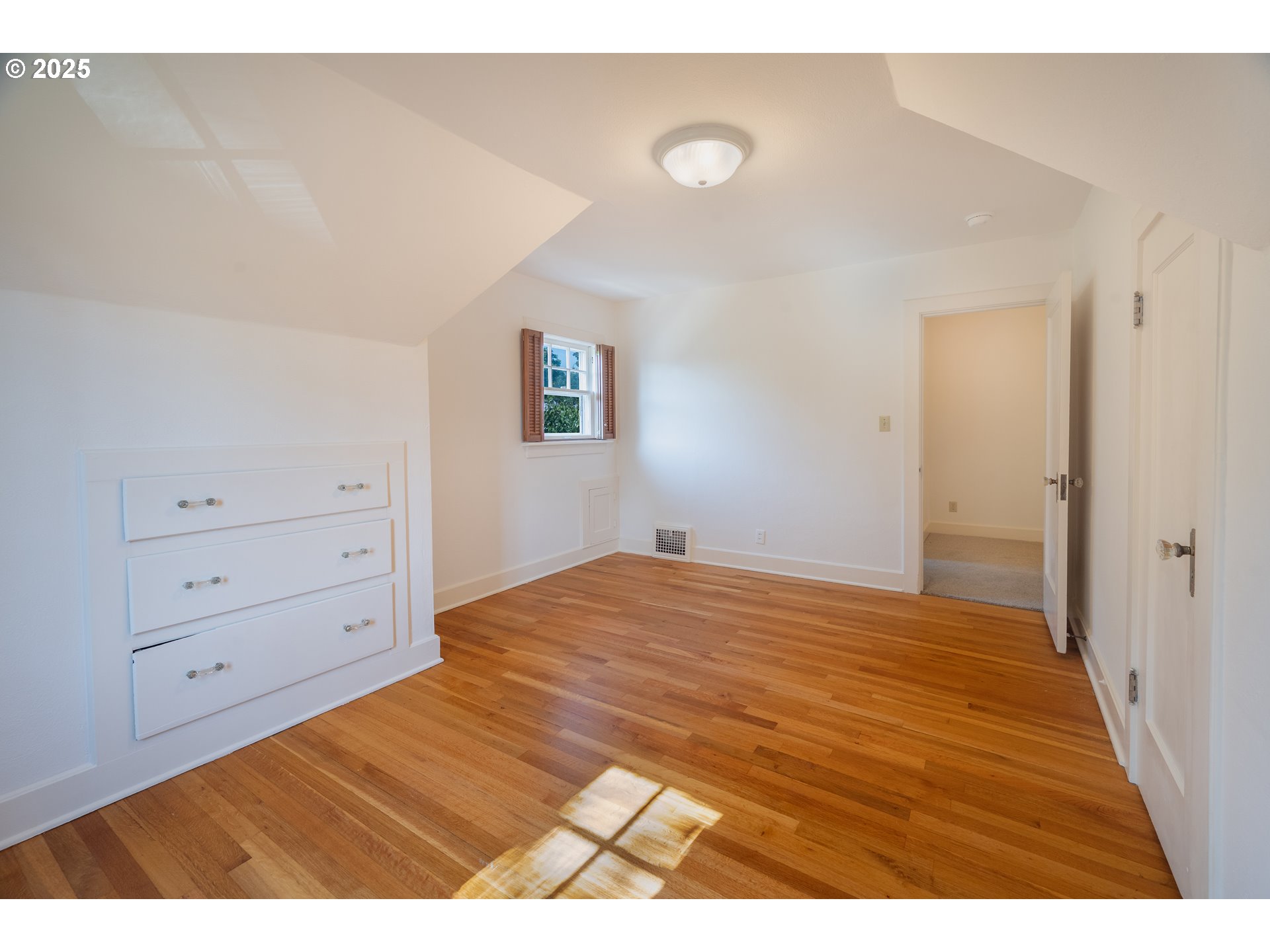 475 Leslie Street Southeast Salem, OR 97301 - Photo 34 of 47 a view of a bedroom with wooden floor