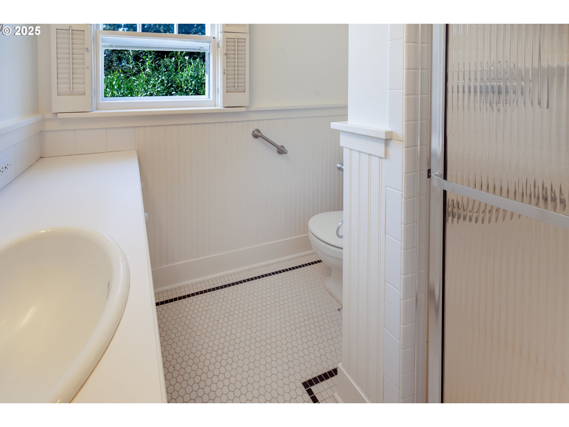 475 Leslie Street Southeast Salem, OR 97301 - Photo 36 of 47 a bathroom with a sink and a toilet