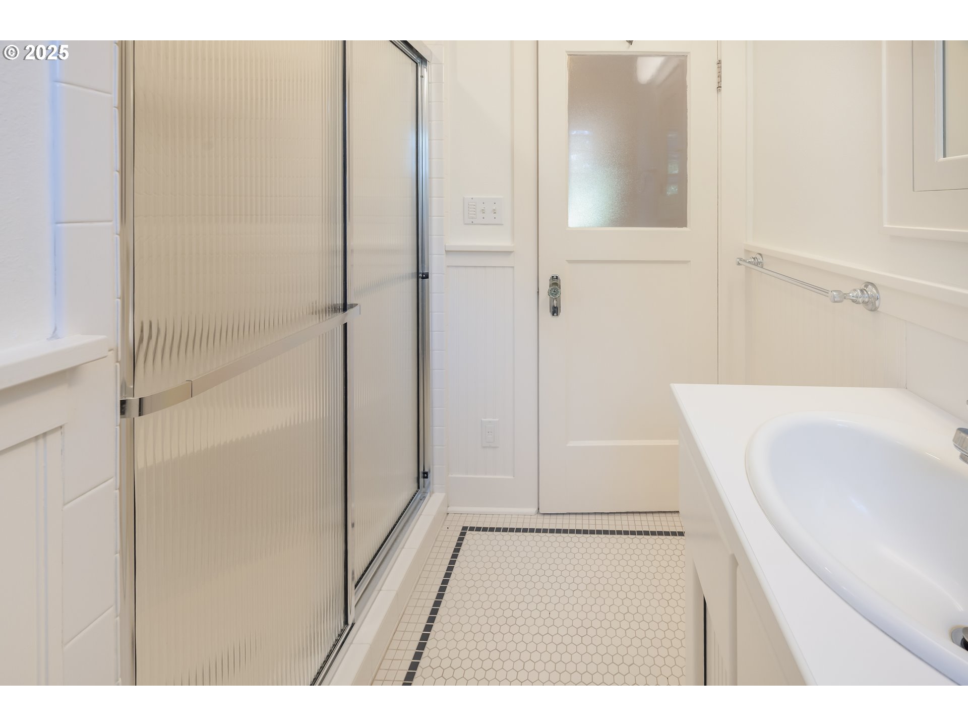 475 Leslie Street Southeast Salem, OR 97301 - Photo 37 of 47 a bathroom with a tub and shower