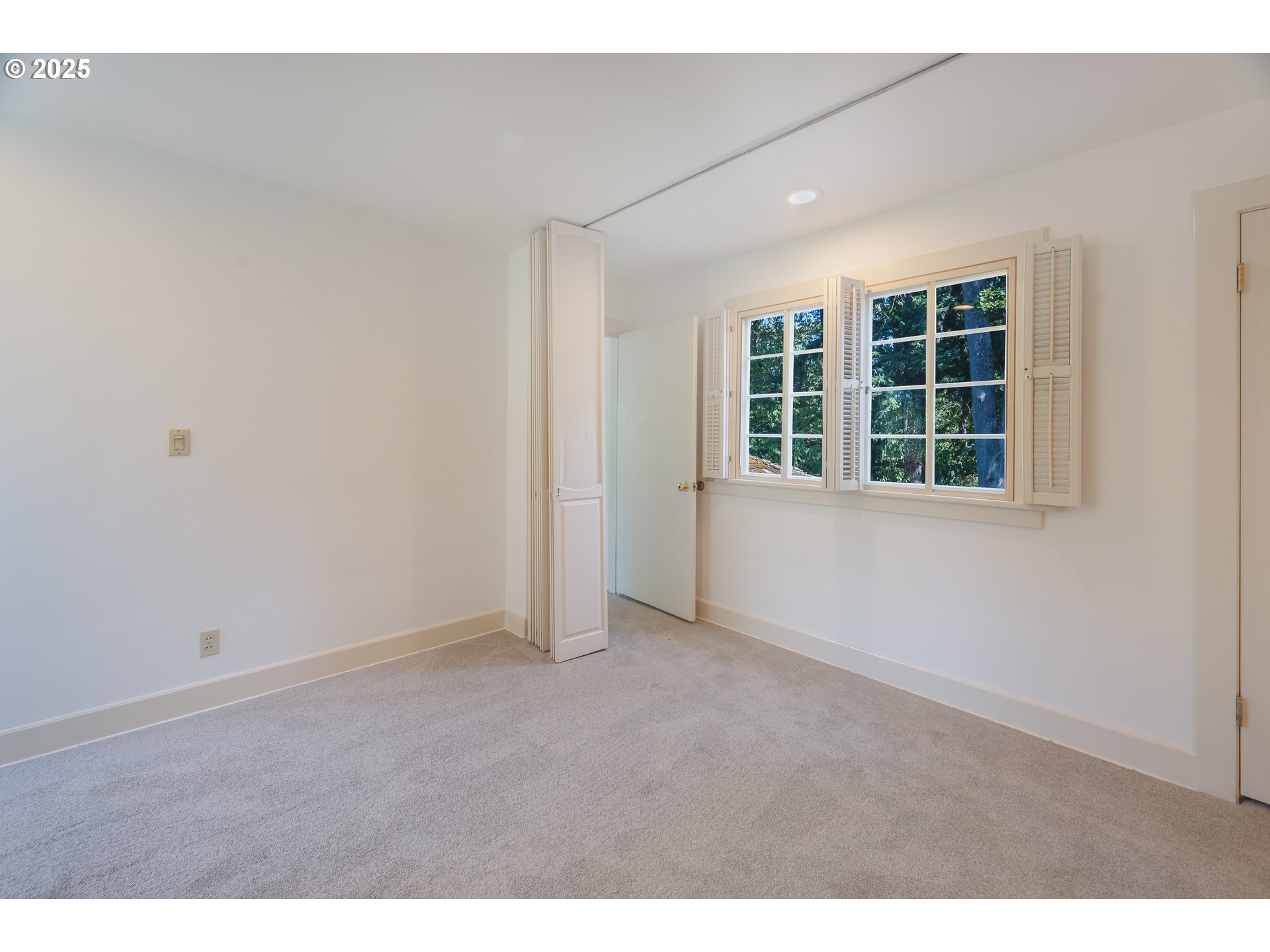 475 Leslie Street Southeast Salem, OR 97301 - Photo 40 of 47 an empty room with a window