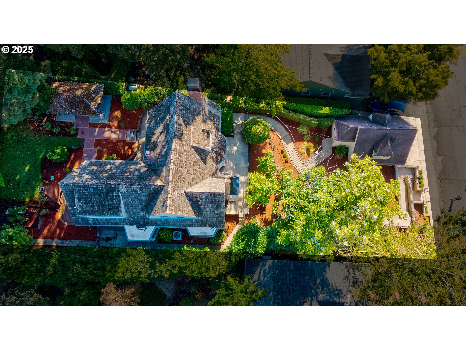 475 Leslie Street Southeast Salem, OR 97301 - Photo 4 of 47 a black and white photo of a house
