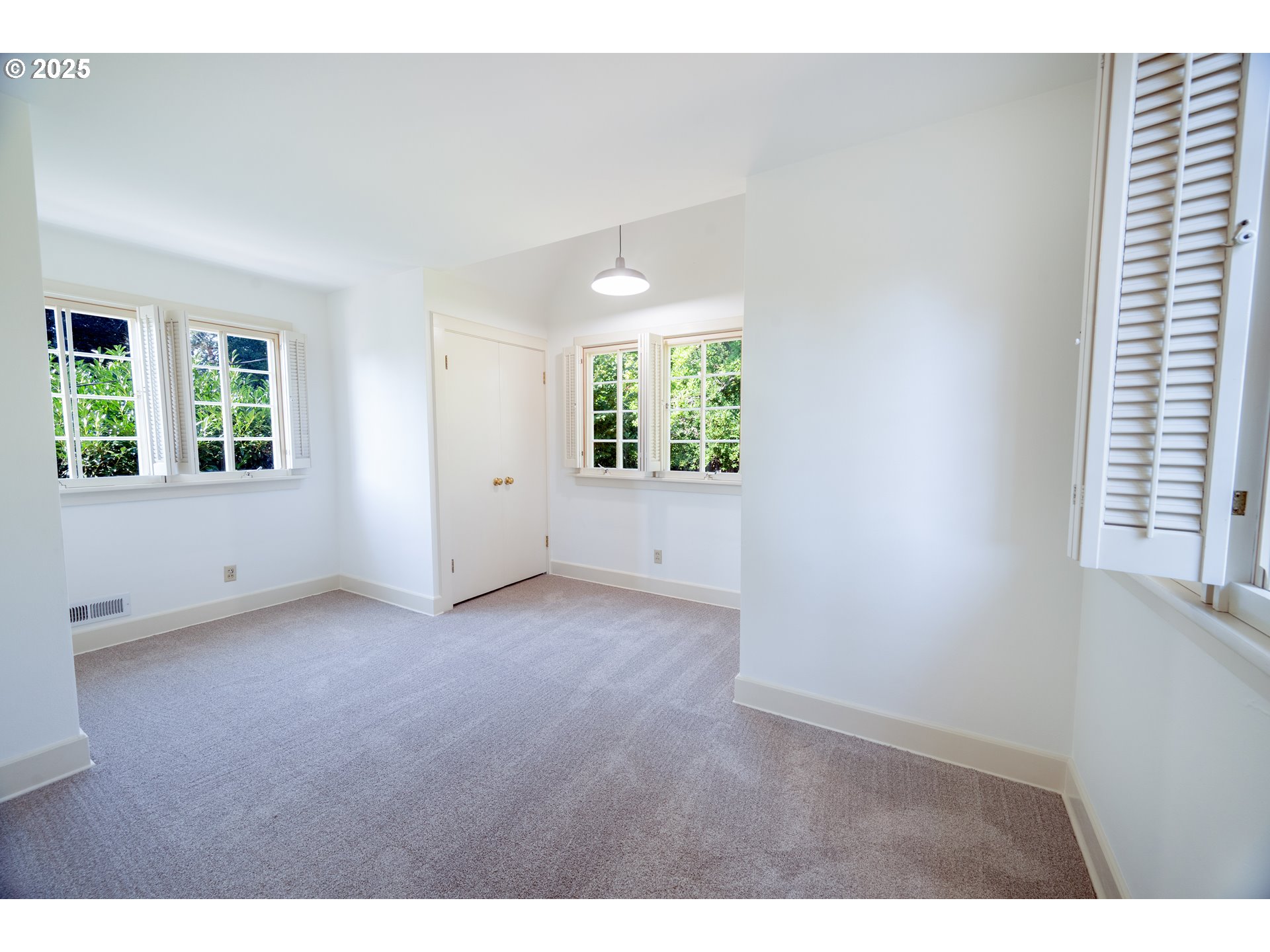 475 Leslie Street Southeast Salem, OR 97301 - Photo 41 of 47 an empty room with windows and closet