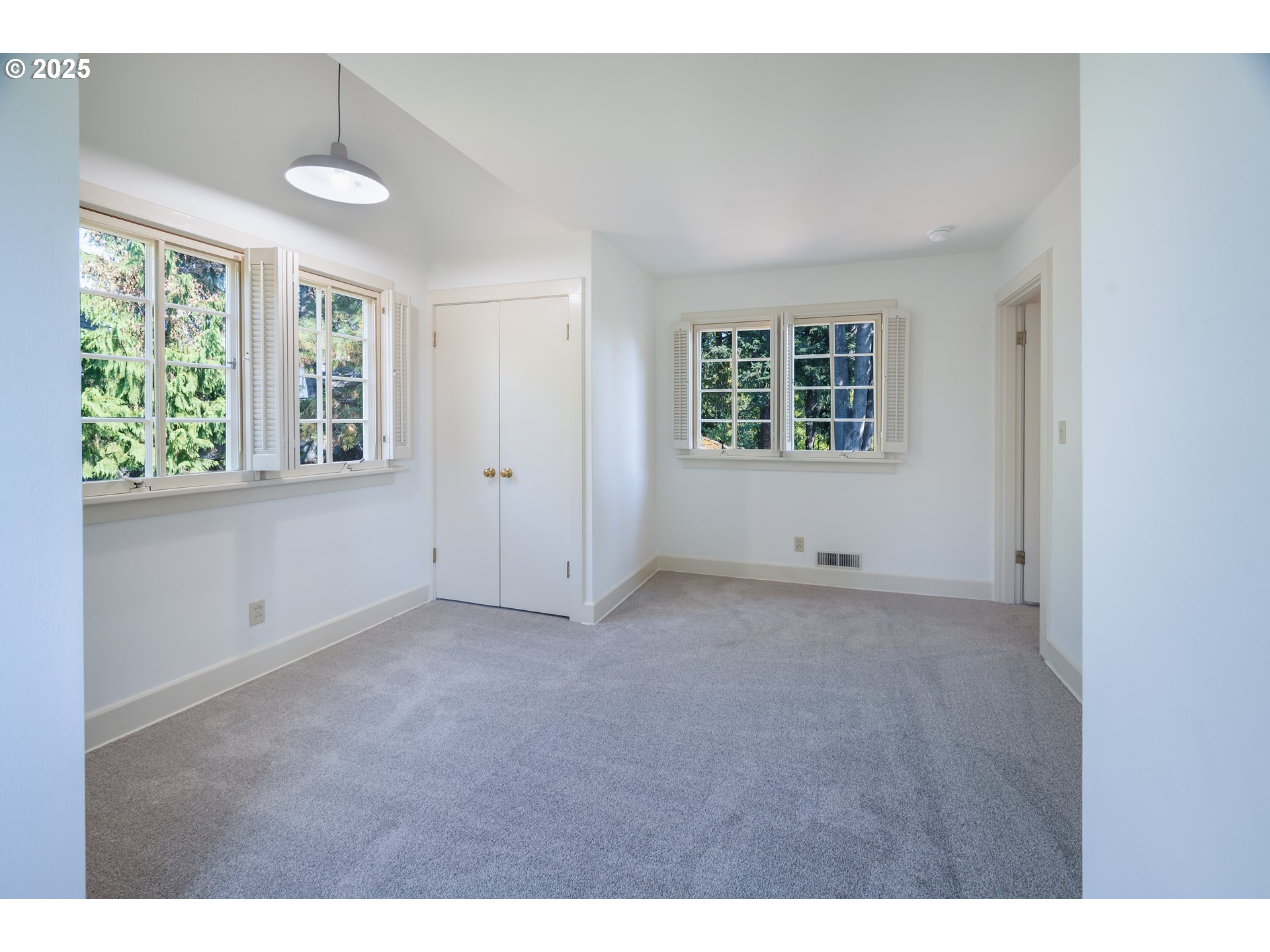 475 Leslie Street Southeast Salem, OR 97301 - Photo 42 of 47 a view of an empty room with a window