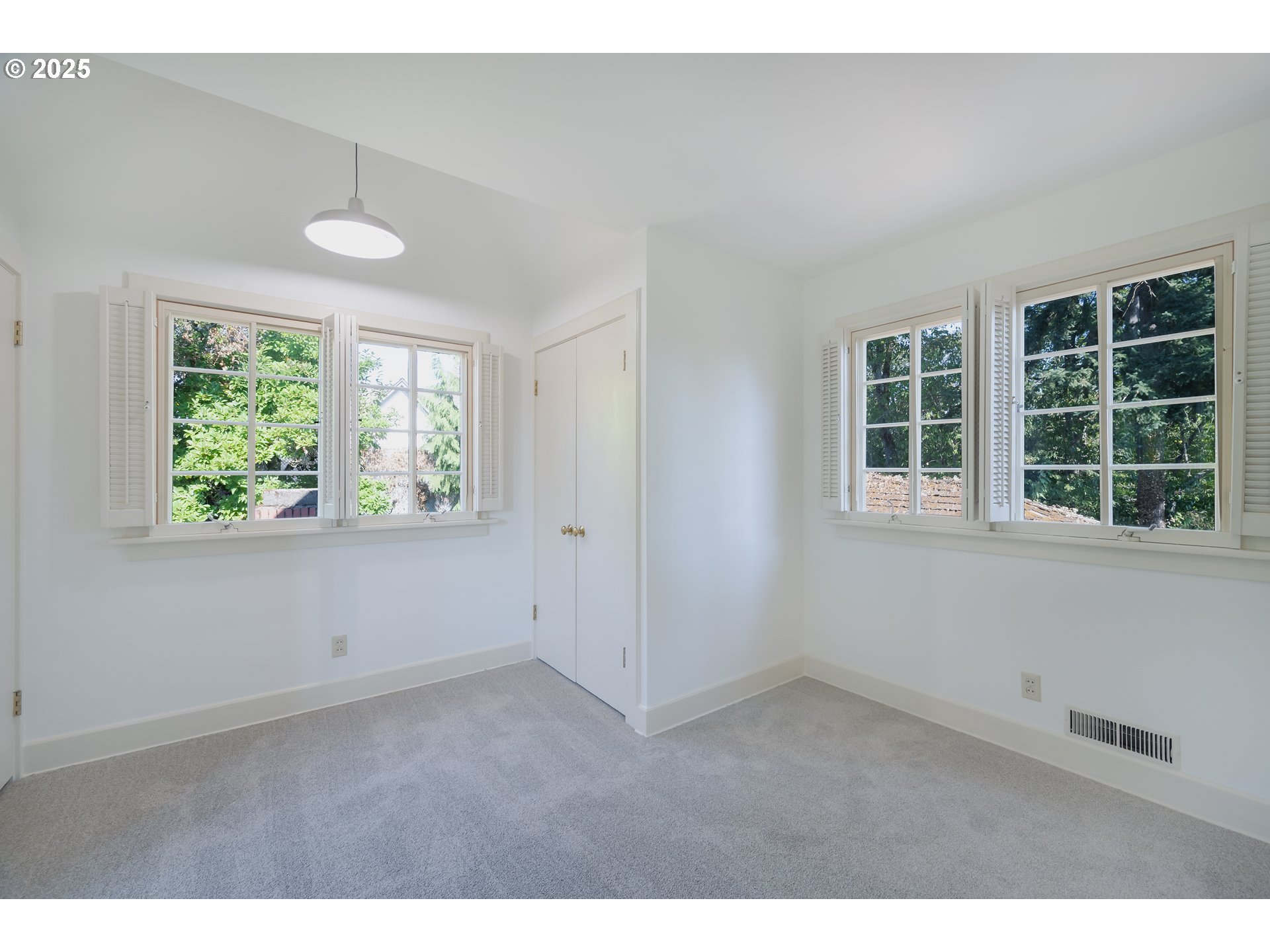 475 Leslie Street Southeast Salem, OR 97301 - Photo 43 of 47 a view of an empty room with a window
