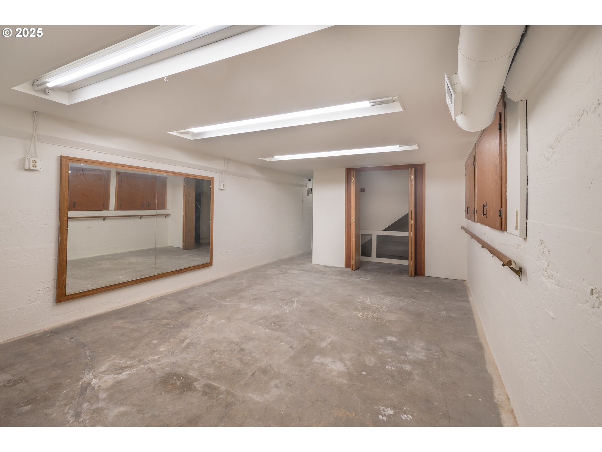 475 Leslie Street Southeast Salem, OR 97301 - Photo 44 of 47 a view of an empty room with a fireplace