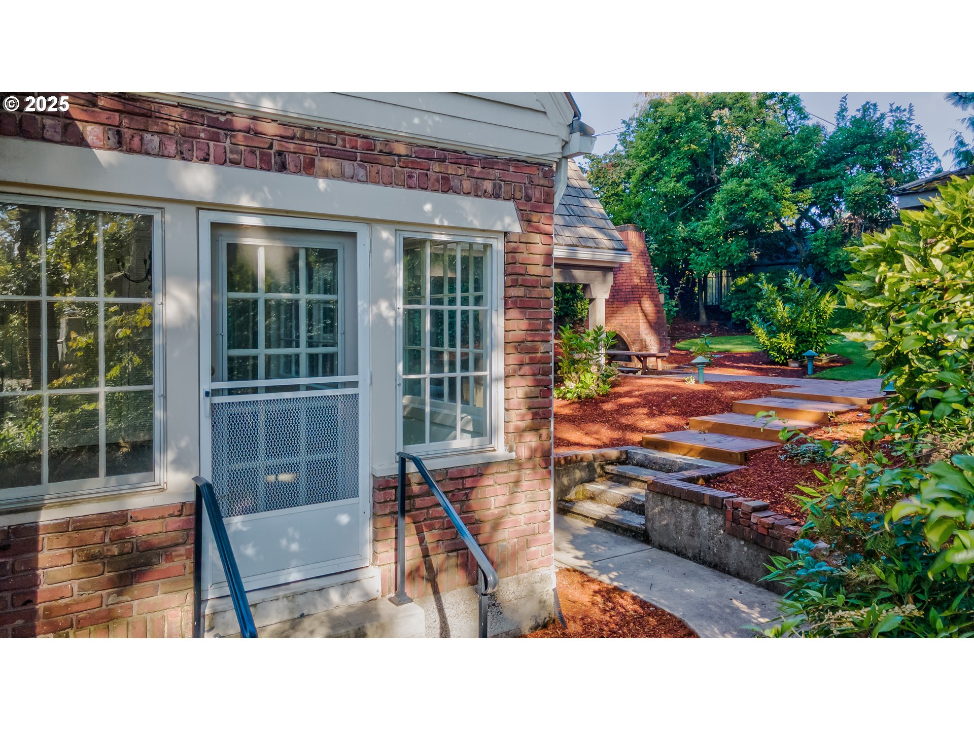 475 Leslie Street Southeast Salem, OR 97301 - Photo 8 of 47 a black and white photo of a house