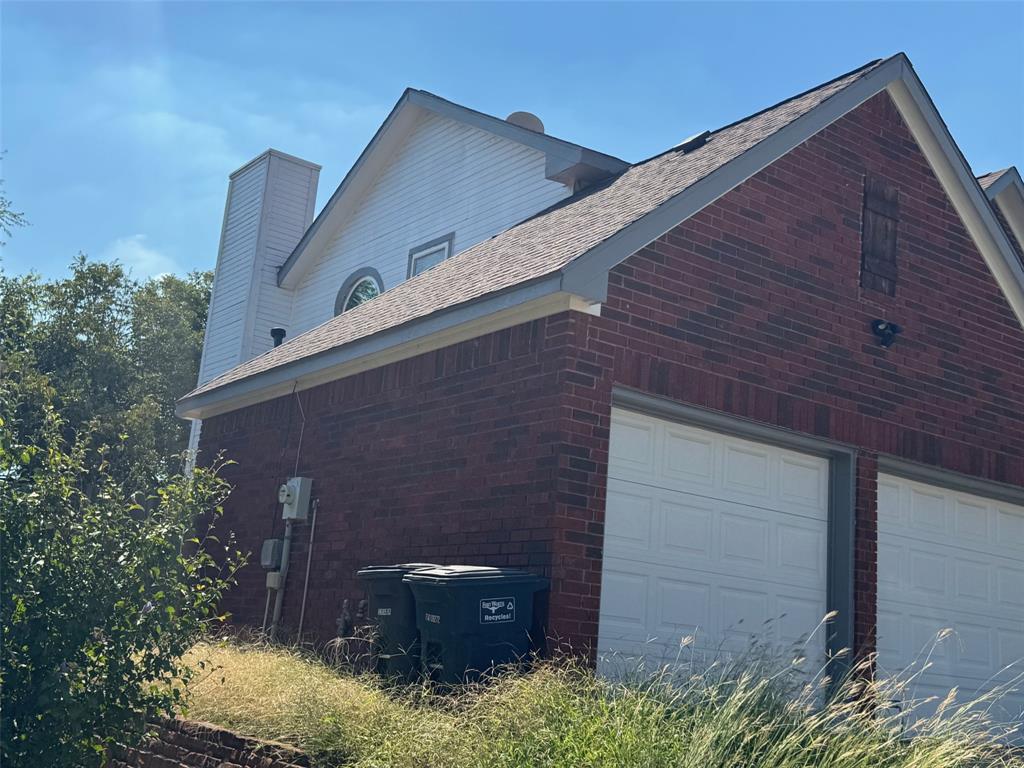 10025 Long Rifle Drive Fort Worth, TX 76108 - Photo 5 of 28 a brick building with a small yard