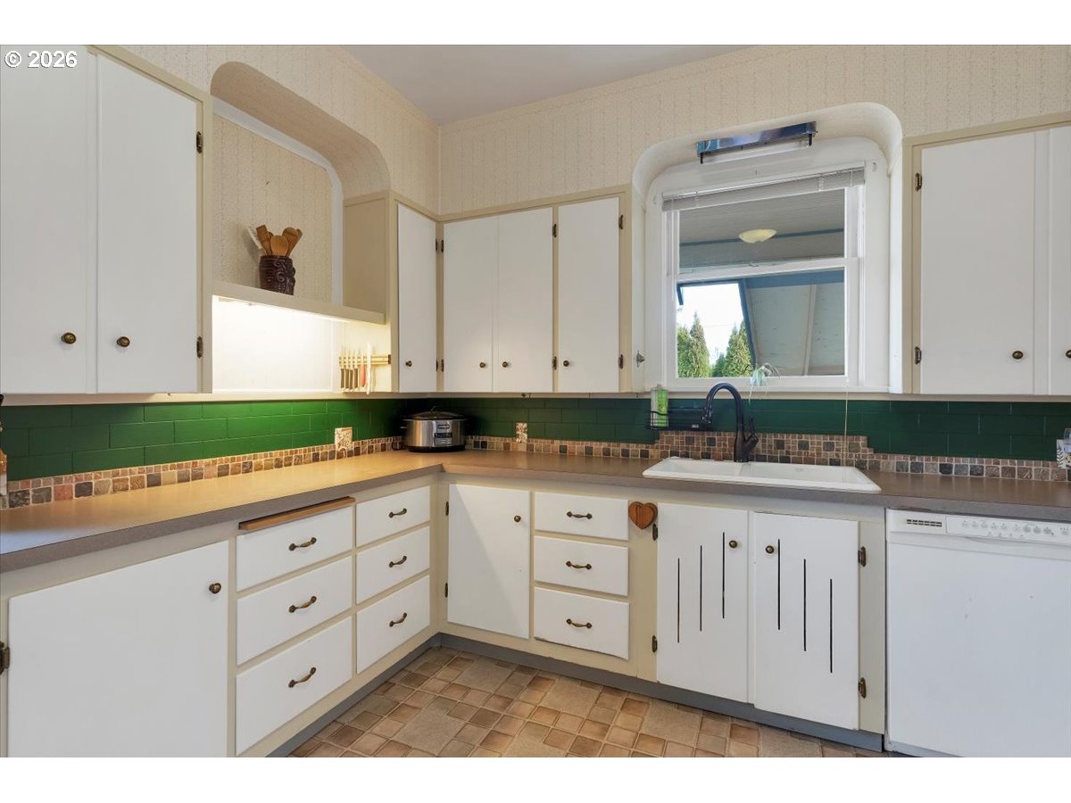 633 Southeast Ash Street Dallas, OR 97338 - Photo 12 of 43