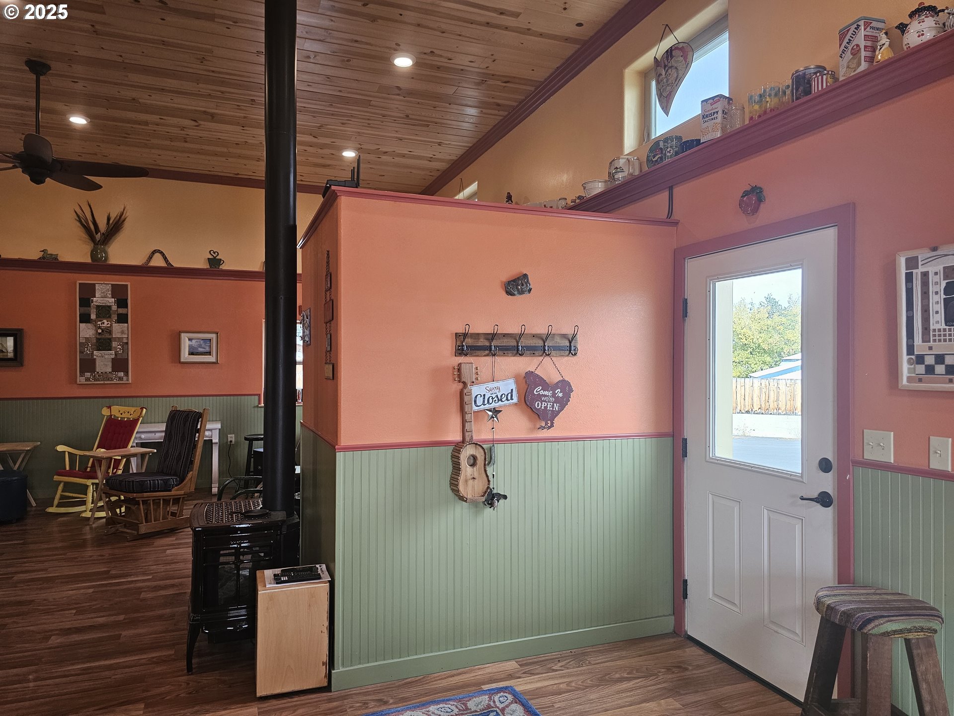 995 3rd Street North Powder, OR 97867 - Photo 14 of 28 a room with musical instruments