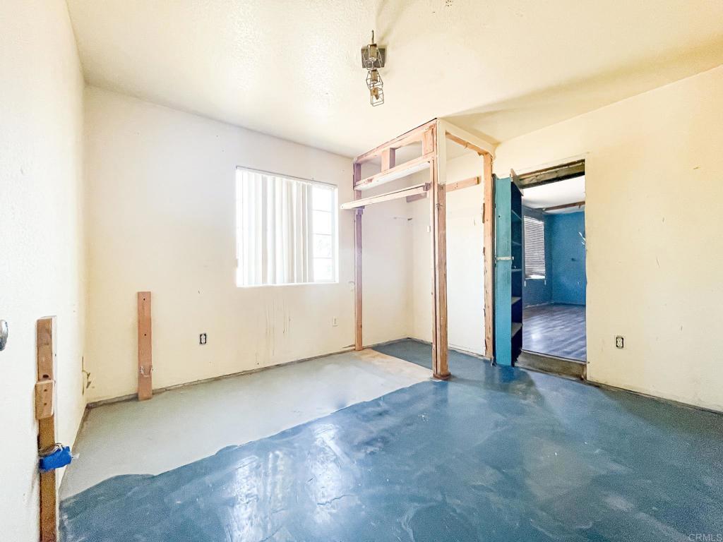 531 Lee Road Imperial, CA 92251 - Photo 15 of 18 an empty room with windows