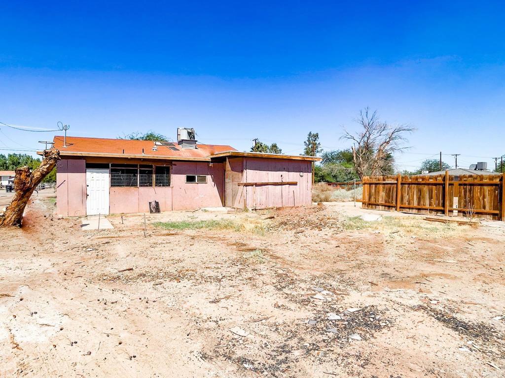 531 Lee Road Imperial, CA 92251 - Photo 5 of 18 a front view of a house with a yard