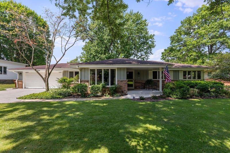 826 Roxbury Road Rockford, IL 61107 - Photo 1 of 21 Gallery Image 1