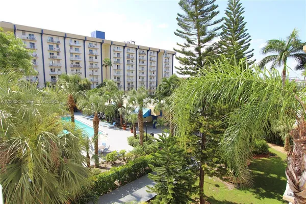 $1,800 | 4550 Northwest 9th Street, Unit 706E, Miami, FL 33126