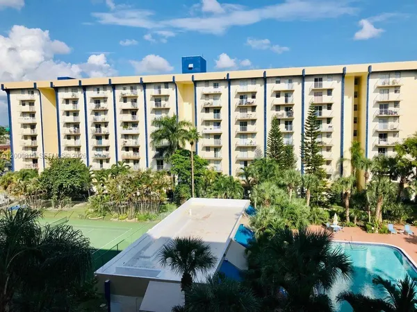 $1,800 | 4550 Northwest 9th Street, Unit 706E, Miami, FL 33126