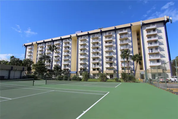 $1,800 | 4550 Northwest 9th Street, Unit 706E, Miami, FL 33126