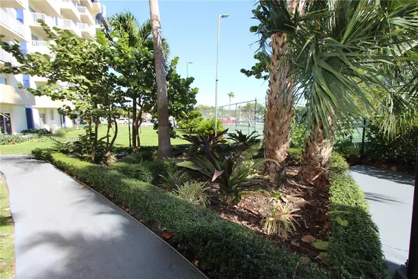 $1,800 | 4550 Northwest 9th Street, Unit 706E, Miami, FL 33126