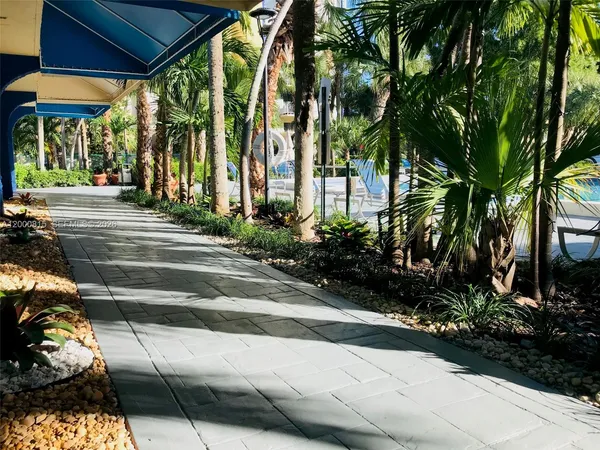 $1,800 | 4550 Northwest 9th Street, Unit 706E, Miami, FL 33126