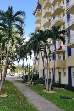 $1,800 | 4550 Northwest 9th Street, Unit 706E, Miami, FL 33126