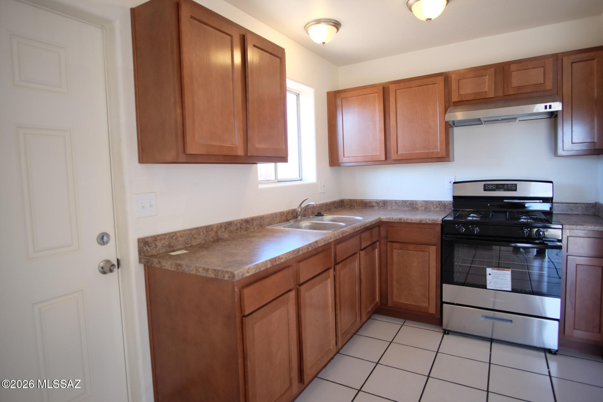 345 East Delta Road Tucson, AZ 85706 - Photo 11 of 45 a kitchen with stainless steel appliances granite countertop a sink stove and cabinets