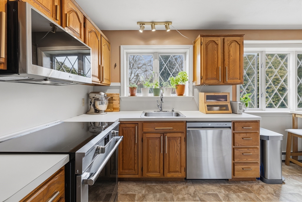 26 Windsor Road Sandwich, MA 02563 - Photo 4 of 42