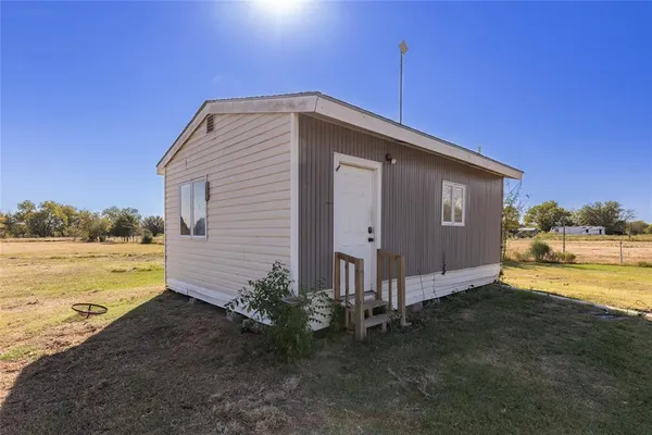 a view of a house with backyard