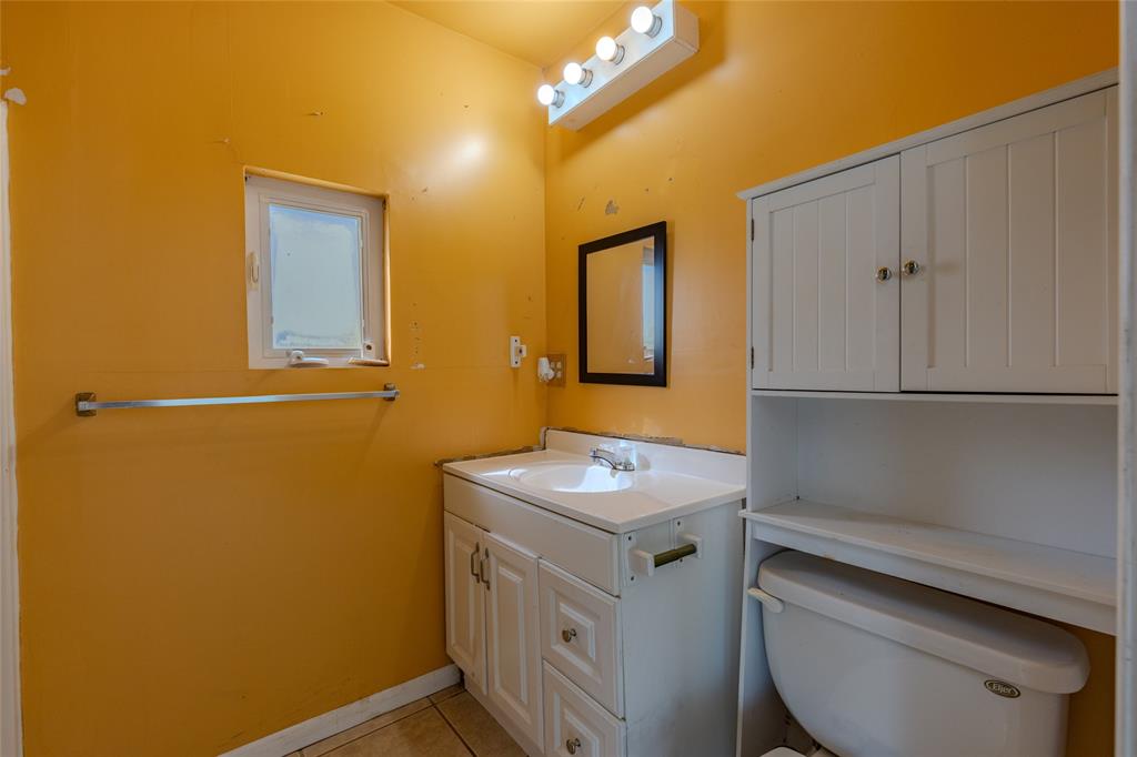9119 Whiskers Road Quinlan, TX 75474 - Photo 5 of 12 a utility room with dryer and washer