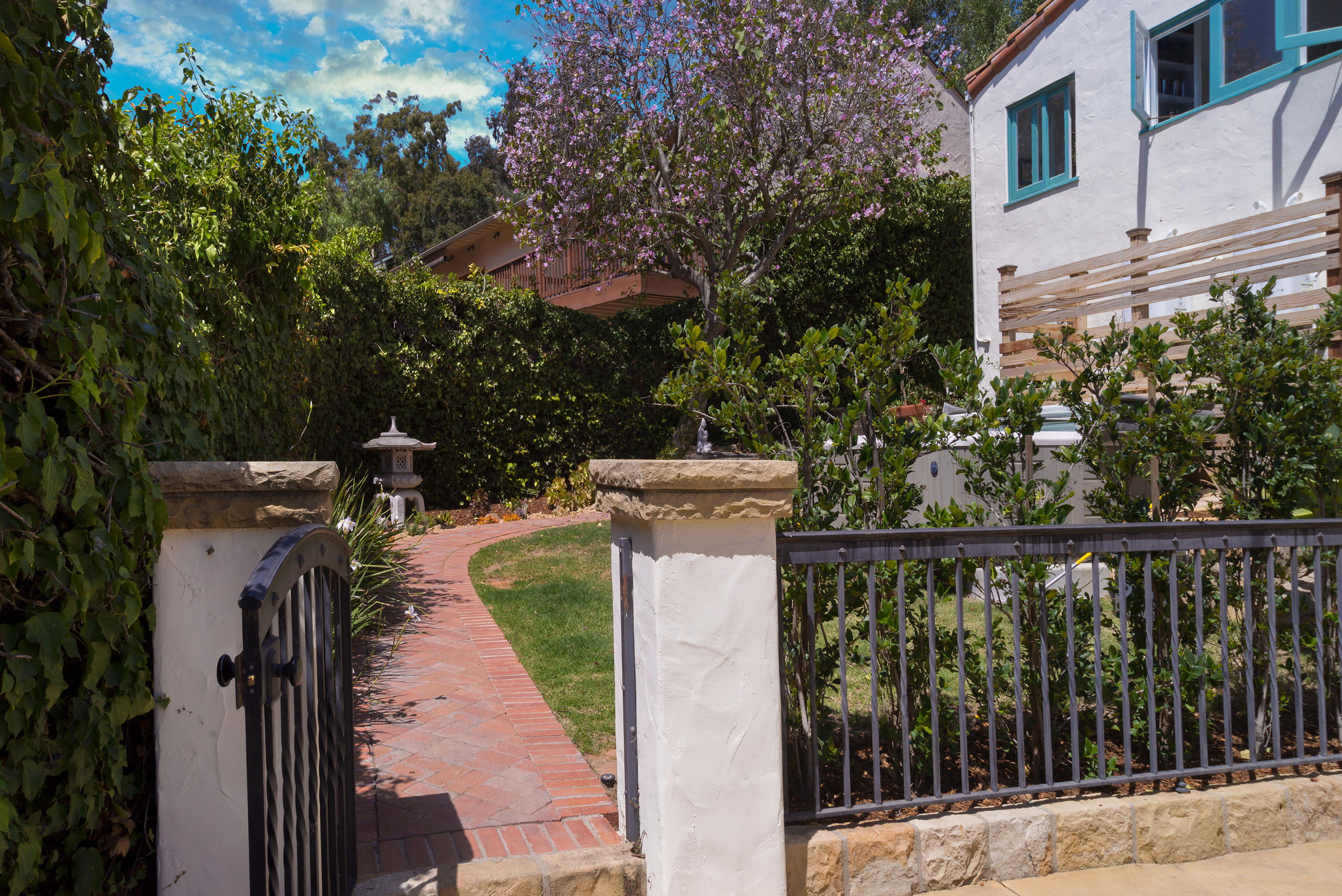 817 Moreno Road Santa Barbara, CA 93103 - Photo 35 of 38 Fenced Backyard